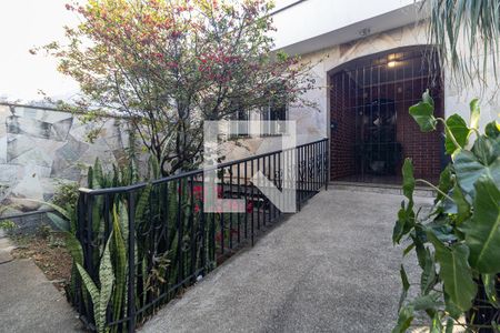 Casa à venda com 480m², 4 quartos e 8 vagas Casa à venda com 480m², 4 quartos e 8 vagasEntrada