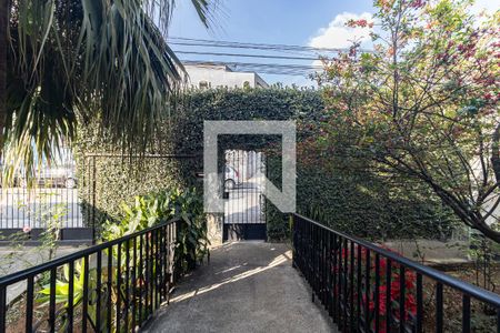 Casa à venda com 480m², 4 quartos e 8 vagas Casa à venda com 480m², 4 quartos e 8 vagasEntrada