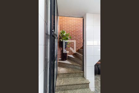 Casa à venda com 480m², 4 quartos e 8 vagas Casa à venda com 480m², 4 quartos e 8 vagasEscada