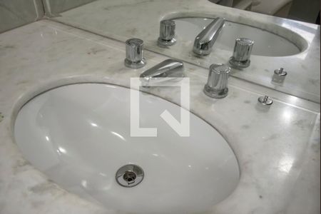 Casa de condomínio à venda com 162m², 3 quartos e 2 vagasBanheiro