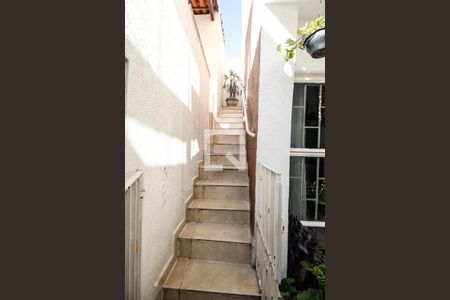 Casa à venda com 269m², 6 quartos e 3 vagas Casa à venda com 269m², 6 quartos e 3 vagasEscada