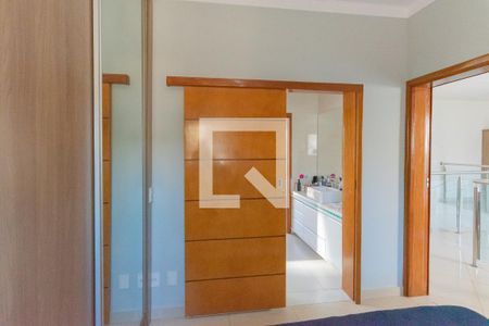 Casa de condomínio à venda com 268m², 3 quartos e 4 vagasSuíte 2