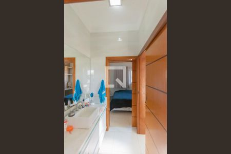 Casa de condomínio à venda com 268m², 3 quartos e 4 vagasBanheiro da Suítes 2 e 3