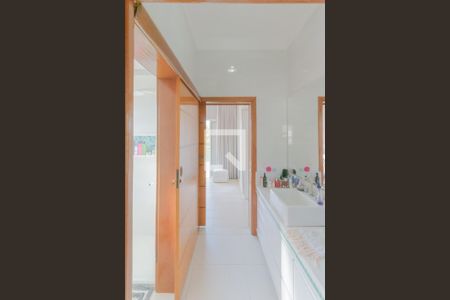 Casa de condomínio à venda com 268m², 3 quartos e 4 vagasBanheiro da Suítes 2 e 3