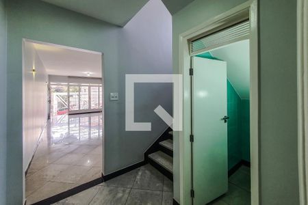 Escada de casa para alugar com 3 quartos, 209m² em Vila São José, São Paulo
