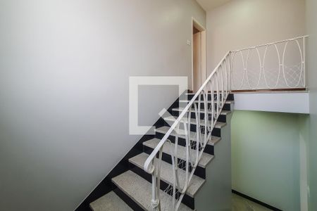 Escada de casa para alugar com 3 quartos, 209m² em Vila São José, São Paulo