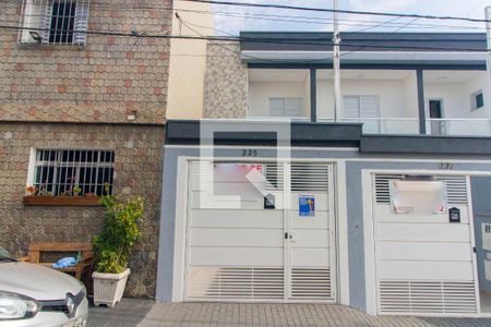 Casa à venda com 90m², 3 quartos e 2 vagas Casa à venda com 90m², 3 quartos e 2 vagasFachada