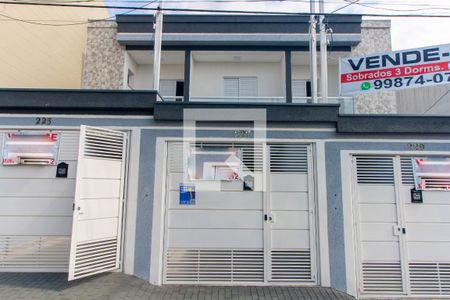 Casa à venda com 90m², 3 quartos e 2 vagas Casa à venda com 90m², 3 quartos e 2 vagasFachada