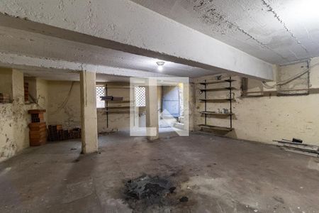 Casa à venda com 360m², 4 quartos e 5 vagasPorão