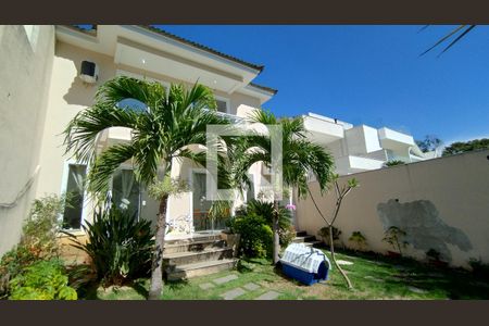 Casa à venda com 240m², 5 quartos e 2 vagasfrente - jardim