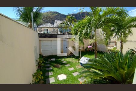 Casa à venda com 240m², 5 quartos e 2 vagasfrente - jardim