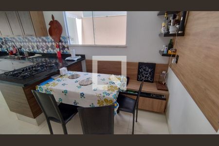 Casa à venda com 240m², 5 quartos e 2 vagascozinha