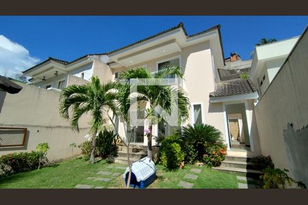 Casa à venda com 240m², 5 quartos e 2 vagasfrente - jardim