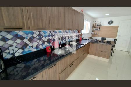 Casa à venda com 240m², 5 quartos e 2 vagascozinha