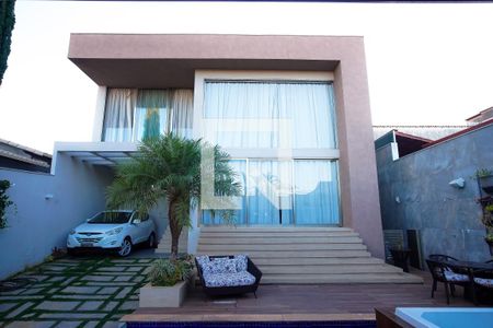 Casa à venda com 267m², 3 quartos e 4 vagasFachada de Dia