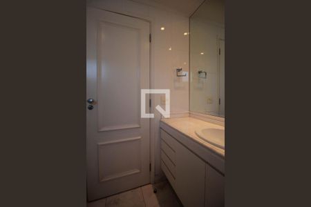 Apartamento à venda com 334m², 4 quartos e 6 vagasBanheiro da Suíte 3