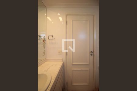 Apartamento à venda com 334m², 4 quartos e 6 vagasBanheiro da Suíte 2