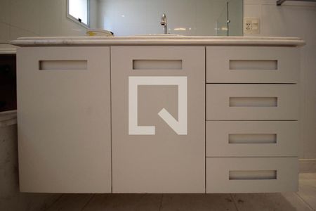 Apartamento à venda com 334m², 4 quartos e 6 vagasBanheiro da Suíte 4