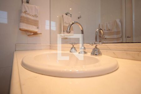 Apartamento à venda com 334m², 4 quartos e 6 vagasBanheiro da Suíte 1