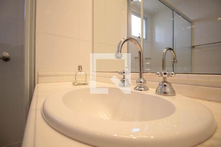 Apartamento à venda com 334m², 4 quartos e 6 vagasBanheiro da Suíte 2