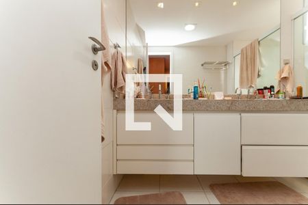 Apartamento à venda com 132m², 2 quartos e 2 vagasBanheiro do quarto 1 Suíte