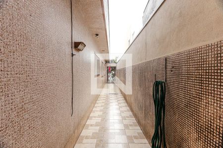 Casa à venda com 100m², 5 quartos e 7 vagas Casa à venda com 100m², 5 quartos e 7 vagasCorredor externo