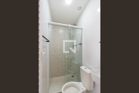 Banheiro de kitnet/studio para alugar com 1 quarto, 20m² em Penha, Rio de Janeiro