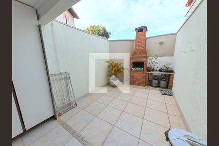 Casa à venda com 150m², 3 quartos e 3 vagas Casa à venda com 150m², 3 quartos e 3 vagasChurrasqueira