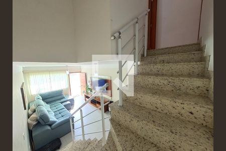 Casa à venda com 150m², 3 quartos e 3 vagas Casa à venda com 150m², 3 quartos e 3 vagasEscadas Sala