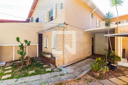 Casa de condomínio à venda com 184m², 3 quartos e 2 vagasFachada