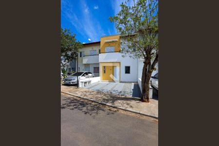 Casa de condomínio para alugar com 72m², 3 quartos e 2 vagas Casa de condomínio para alugar com 72m², 3 quartos e 2 vagasFachada da casa