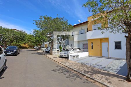 Casa de condomínio para alugar com 72m², 3 quartos e 2 vagasFachada da casa e rua