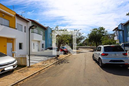 Casa de condomínio para alugar com 72m², 3 quartos e 2 vagas Casa de condomínio para alugar com 72m², 3 quartos e 2 vagasFachada da casa e rua