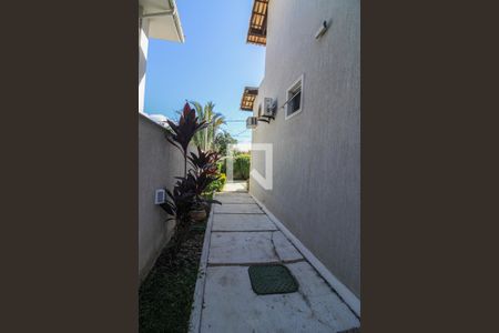 Casa de condomínio à venda com 520m², 5 quartos e 3 vagasÁrea externa - Lateral da casa