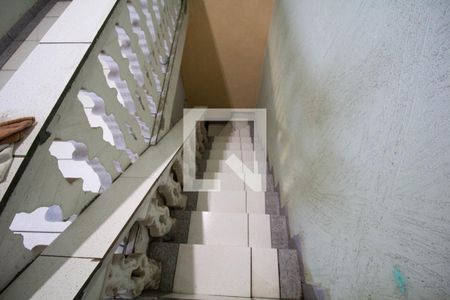 Casa à venda com 140m², 3 quartos e 6 vagas Casa à venda com 140m², 3 quartos e 6 vagasEscada