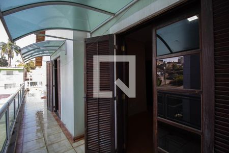 Casa à venda com 140m², 3 quartos e 6 vagas Casa à venda com 140m², 3 quartos e 6 vagasvaranda