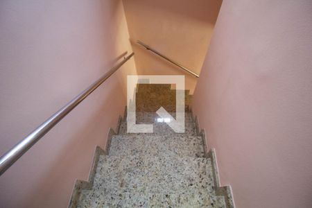 Casa à venda com 140m², 3 quartos e 6 vagas Casa à venda com 140m², 3 quartos e 6 vagasEscada