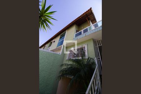 Casa à venda com 140m², 3 quartos e 6 vagas Casa à venda com 140m², 3 quartos e 6 vagasFachada