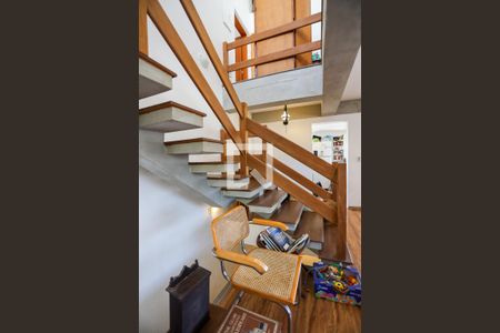 Casa de condomínio para alugar com 250m², 4 quartos e 4 vagas Casa de condomínio para alugar com 250m², 4 quartos e 4 vagasSala - Escada