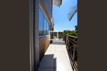 Casa de condomínio para alugar com 250m², 4 quartos e 4 vagas Casa de condomínio para alugar com 250m², 4 quartos e 4 vagasVaranda da entrada da casa / sala