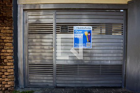 Casa de condomínio para alugar com 250m², 4 quartos e 4 vagas Casa de condomínio para alugar com 250m², 4 quartos e 4 vagasPlaquinha do Quinto Andar / portão da garagem