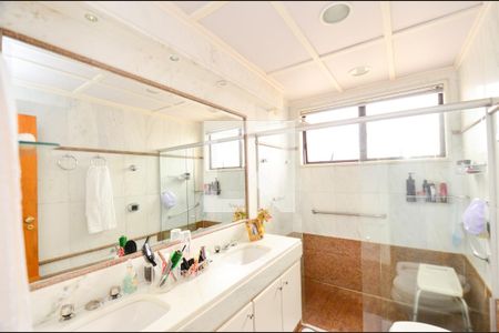 Apartamento à venda com 218m², 4 quartos e 5 vagasBanheiro -Suite 1