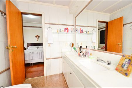 Apartamento à venda com 218m², 4 quartos e 5 vagasBanheiro -Suite 1