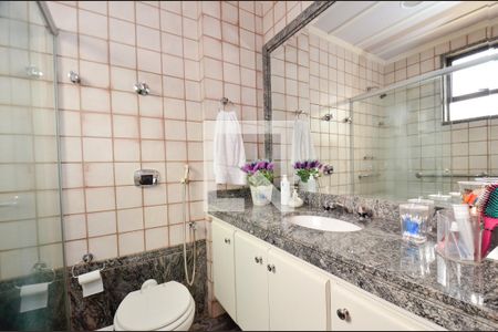 Apartamento à venda com 218m², 4 quartos e 5 vagasBanheiro -Suite 2