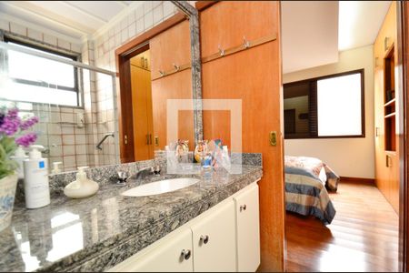 Apartamento à venda com 218m², 4 quartos e 5 vagasBanheiro -Suite 2