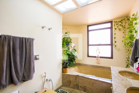 Apartamento à venda com 200m², 4 quartos e 3 vagasBanheiro do quarto 1