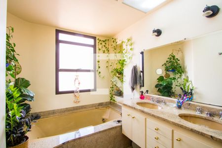 Apartamento à venda com 200m², 4 quartos e 3 vagasBanheiro do quarto 1