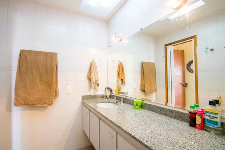Apartamento à venda com 200m², 4 quartos e 3 vagasBanheiro do quarto 2