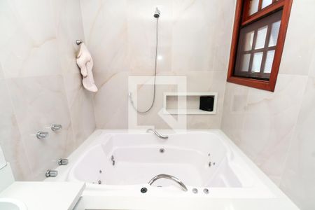 Casa de condomínio à venda com 211m², 3 quartos e 2 vagas Casa de condomínio à venda com 211m², 3 quartos e 2 vagasBanheiro Suíte