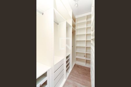 Casa de condomínio à venda com 211m², 3 quartos e 2 vagas Casa de condomínio à venda com 211m², 3 quartos e 2 vagasCloset Suíte